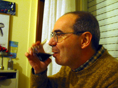 Gianfranco Mammi beve del vino amabile