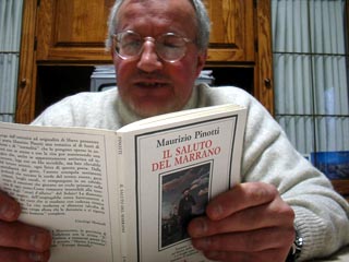 Maurizio Pinotti con il suo libro 'Il saluto del marrano'
